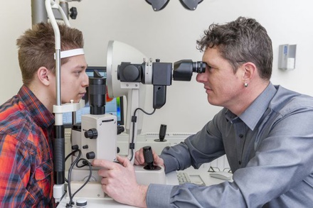 Augenoptikermeister Lars Jensen bei der Kontaktlinsenanpassung